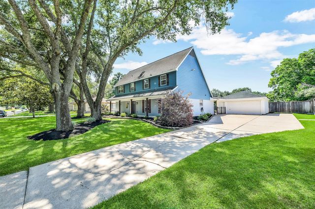 404 Independence Drive, Friendswood, TX 77546