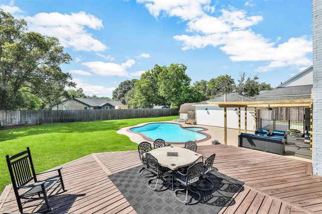 404 Independence Drive, Friendswood, TX 77546