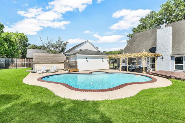 404 Independence Drive, Friendswood, TX 77546