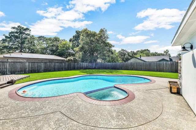 404 Independence Drive, Friendswood, TX 77546