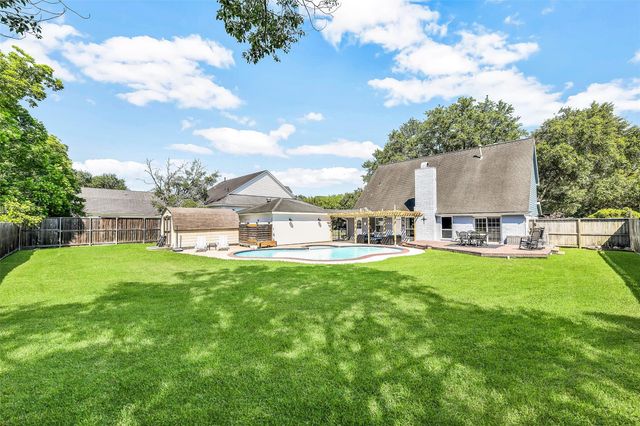 404 Independence Drive, Friendswood, TX 77546