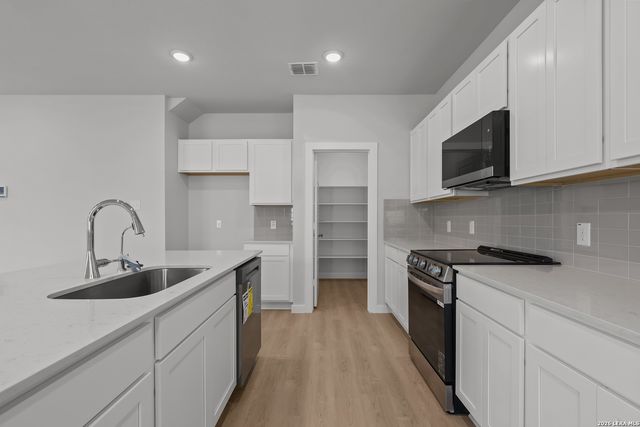 9974 Chavaneaux Lndg, San Antonio, TX 78221