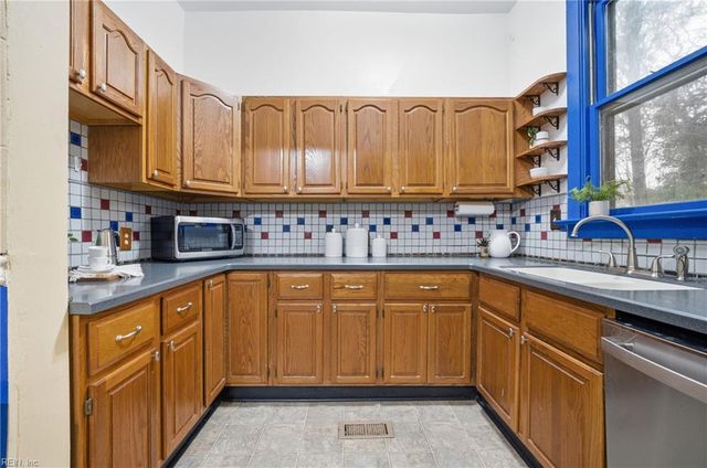 2011 Willow Wood DR, Norfolk, VA 23509