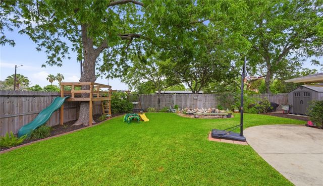 472 Barracuda Pl, Corpus Christi, TX 78411