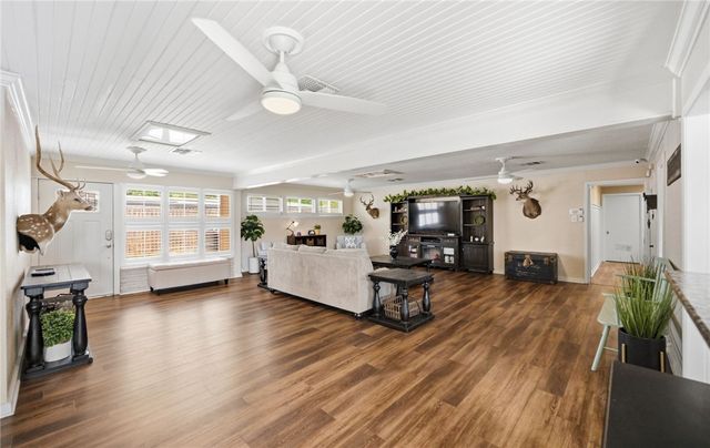 472 Barracuda Pl, Corpus Christi, TX 78411