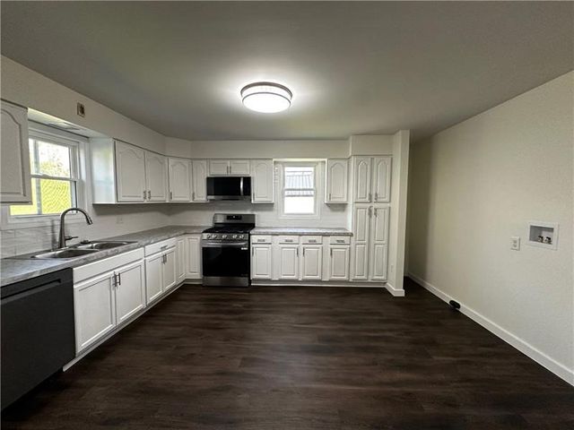 1701 Old Butler Rd, Shenango Twp, PA 16101