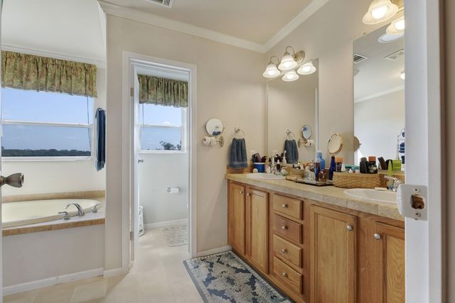 349 N Vine St, Kerrville, TX 78028