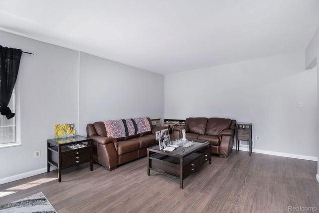 654 E FOX HILLS Drive, Bloomfield Charter Township, MI 48304