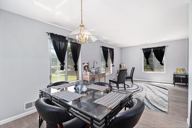 654 E FOX HILLS Drive, Bloomfield Charter Township, MI 48304