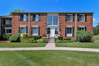654 E FOX HILLS Drive, Bloomfield Charter Township, MI 48304