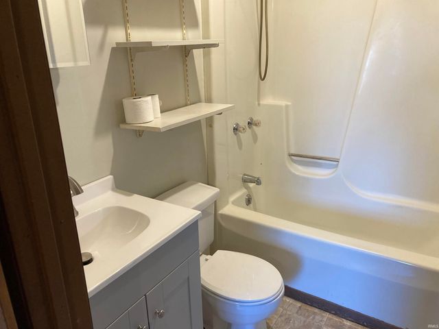 5122 S Lincoln Street, Oakland City, IN 47660