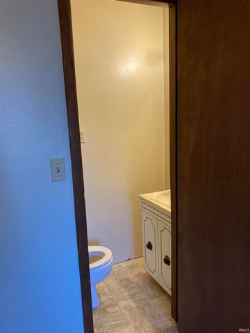 5122 S Lincoln Street, Oakland City, IN 47660