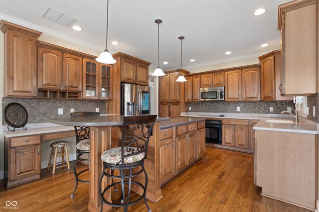 10523 Hollowood Court, Fishers, IN 46038