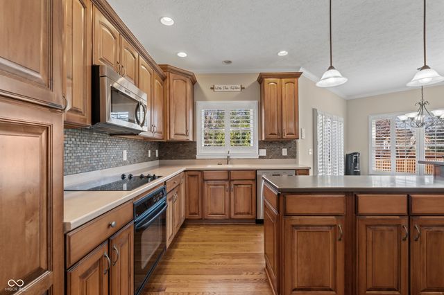 10523 Hollowood Court, Fishers, IN 46038