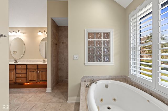 10523 Hollowood Court, Fishers, IN 46038