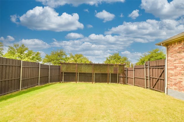 516 Four Stones Boulevard, Lewisville, TX 75056