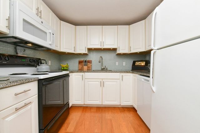 3 Village Green Dr 3B, Bourne, MA 02562