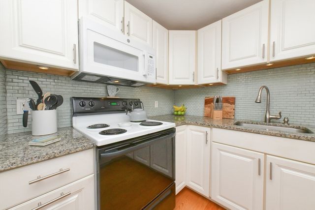 3 Village Green Dr 3B, Bourne, MA 02562