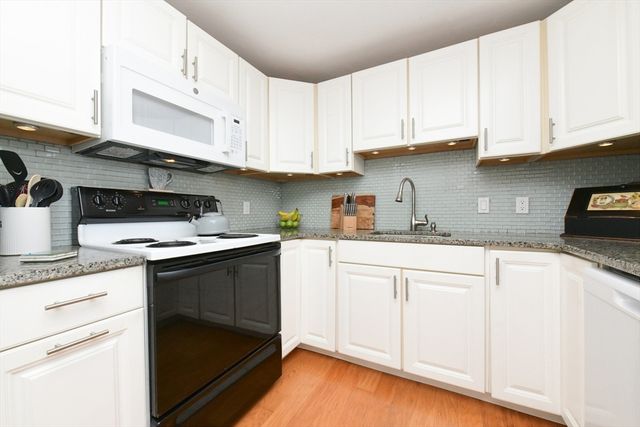 3 Village Green Dr 3B, Bourne, MA 02562