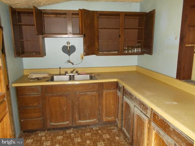 24 4TH ST, Douglassville, PA 19518