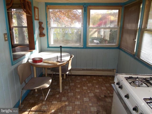 24 4TH ST, Douglassville, PA 19518