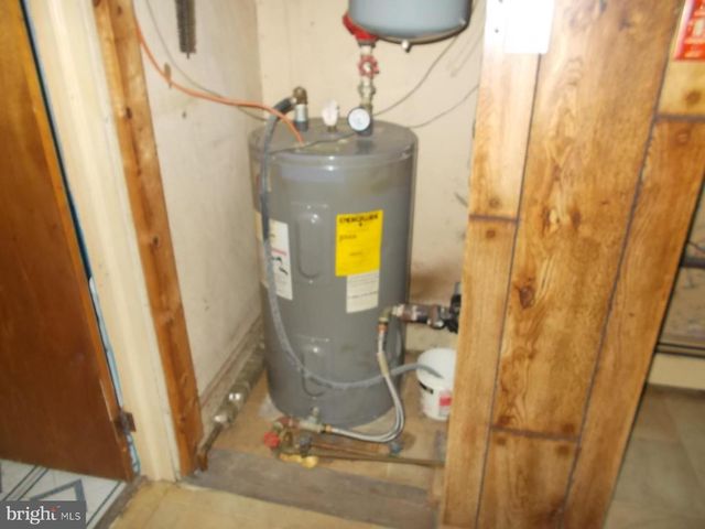 24 4TH ST, Douglassville, PA 19518