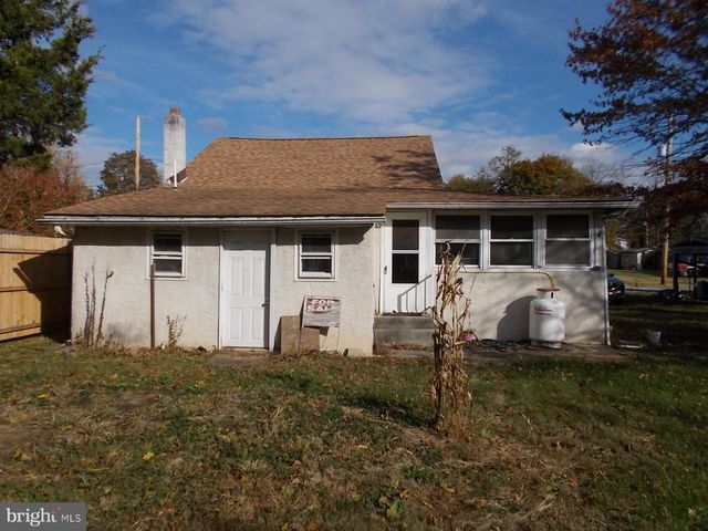 24 4TH ST, Douglassville, PA 19518