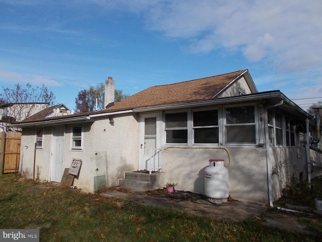 24 4TH ST, Douglassville, PA 19518