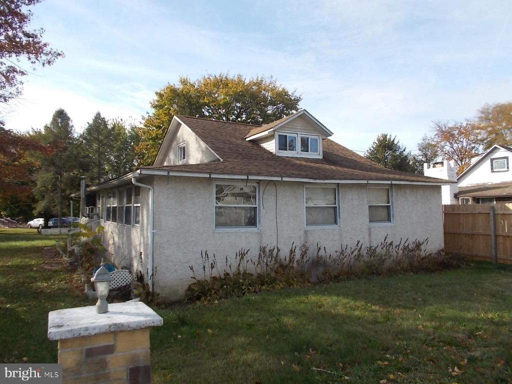 24 4TH ST, Douglassville, PA 19518