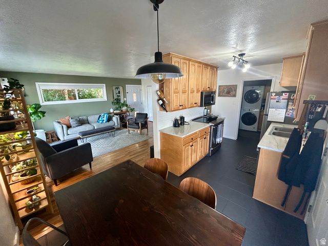 1916 E LA CRESTA DR, Cottonwood Heights, UT 84121