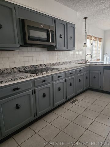 7805 S College Avenue, Tulsa, OK 74136
