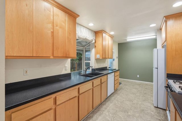 5228 F St, Sacramento, CA 95819