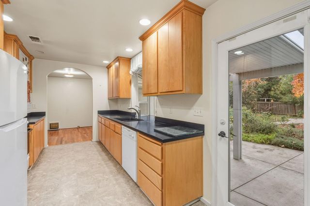 5228 F St, Sacramento, CA 95819