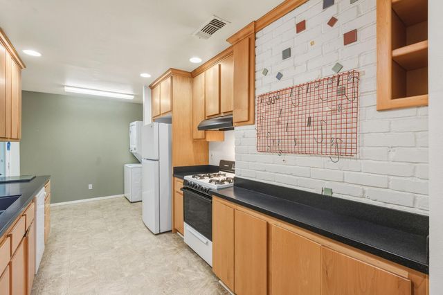 5228 F St, Sacramento, CA 95819