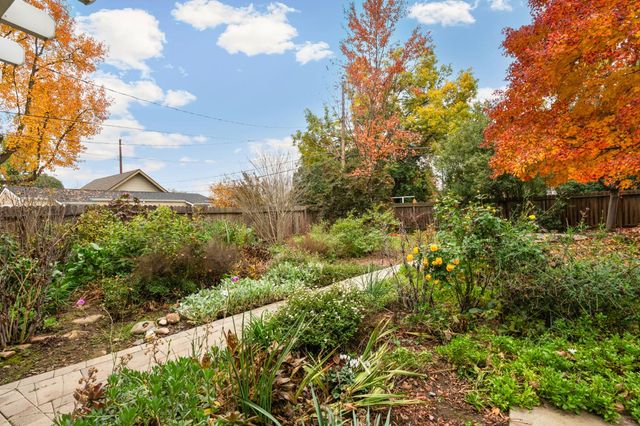 5228 F St, Sacramento, CA 95819