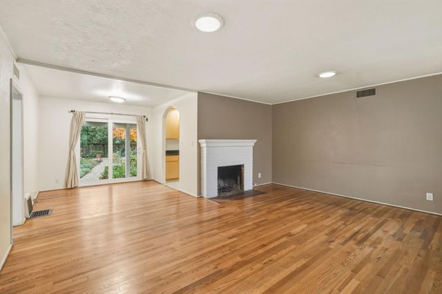 5228 F St, Sacramento, CA 95819