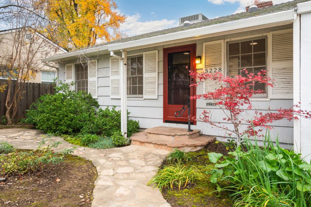 5228 F St, Sacramento, CA 95819