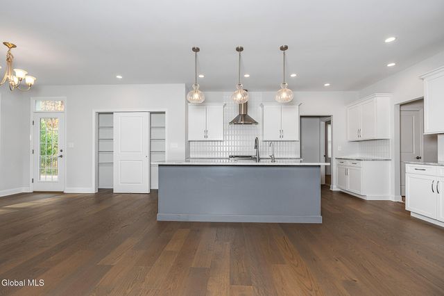 34 Greenbrier Way, Halfmoon, NY 12065