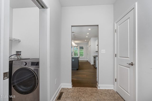 34 Greenbrier Way, Halfmoon, NY 12065