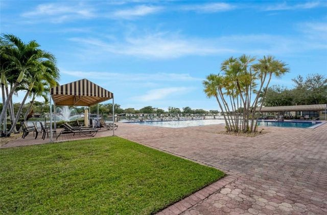 301 Cambridge Road 109, Hollywood, FL 33024