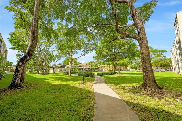 301 Cambridge Road 109, Hollywood, FL 33024