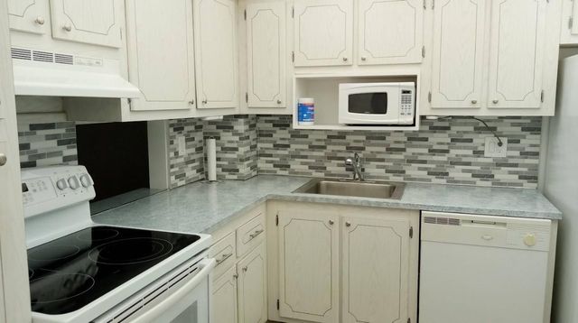 301 Cambridge Road 109, Hollywood, FL 33024