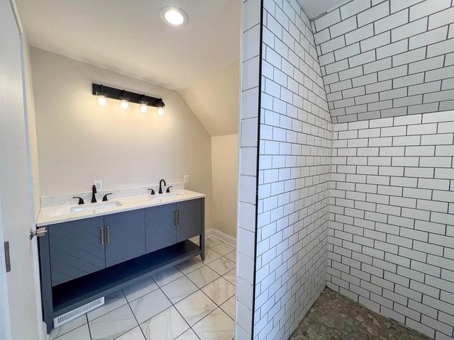 1222 S 7th Street, Prairie Du Chien, WI 53821