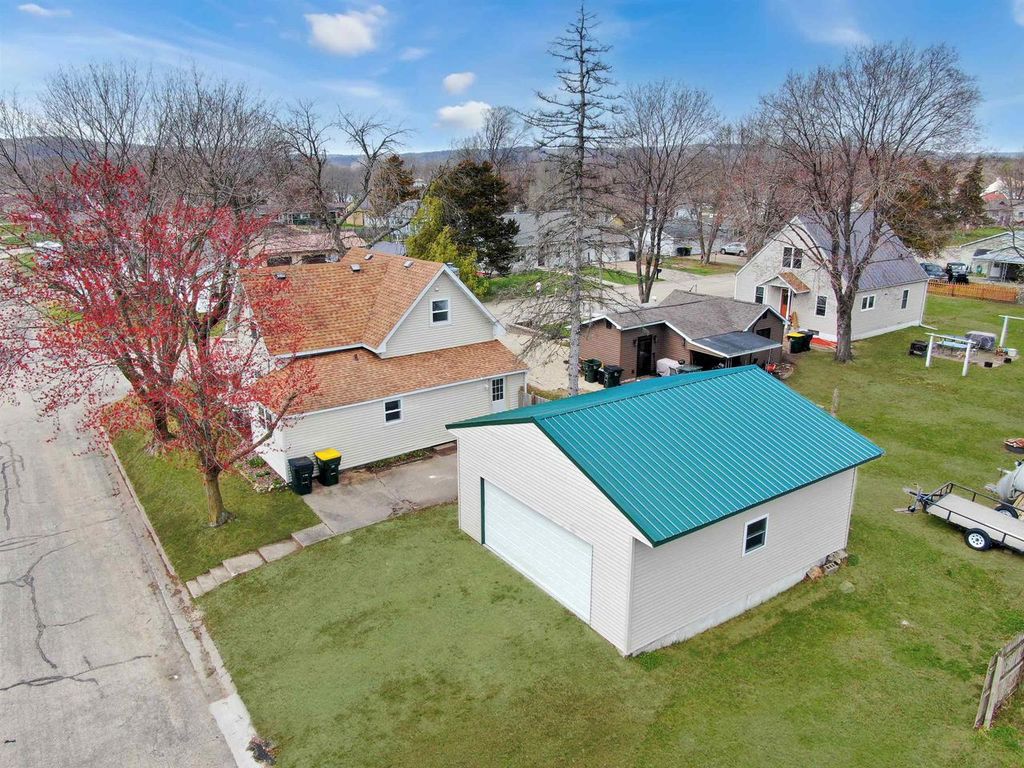 1222 S 7th Street, Prairie Du Chien, WI 53821