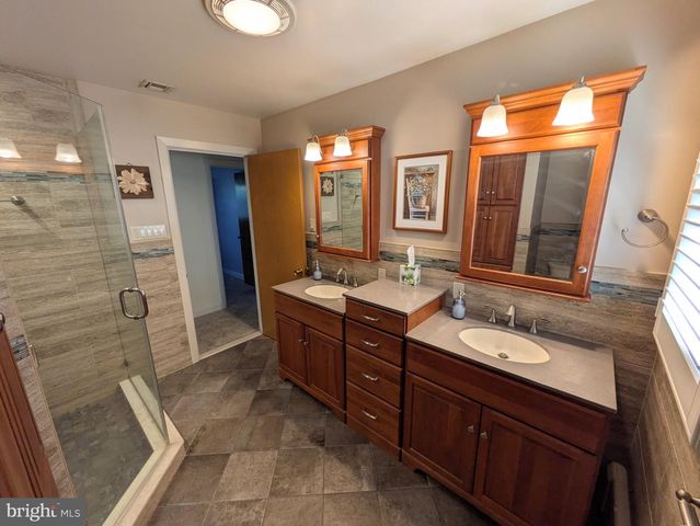 3285 CHERRYVILLE RD, Northampton, PA 18067