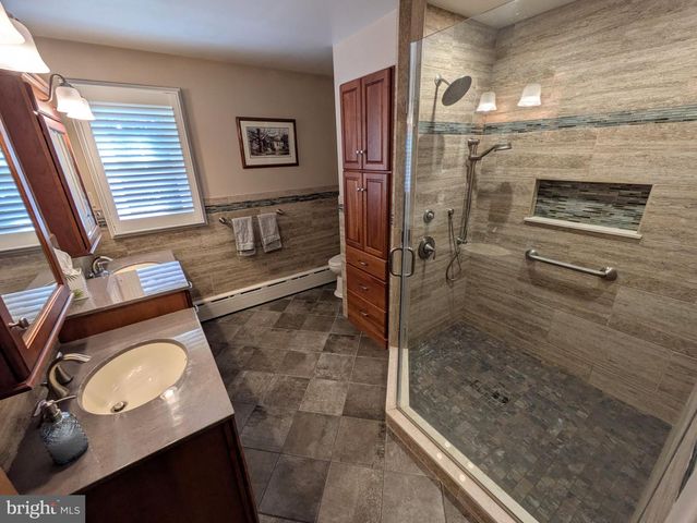 3285 CHERRYVILLE RD, Northampton, PA 18067