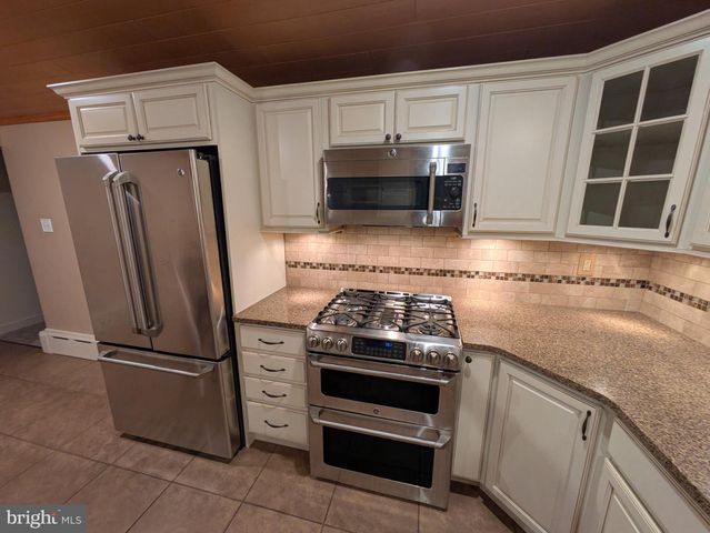 3285 CHERRYVILLE RD, Northampton, PA 18067
