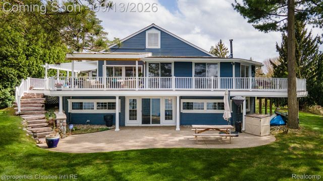 900 Indianwood Road, Orion Charter Township, MI 48362