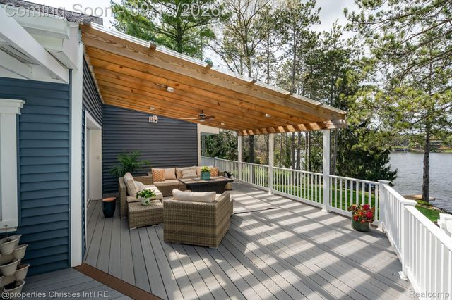 900 Indianwood Road, Orion Charter Township, MI 48362
