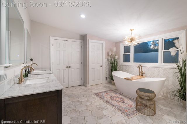 900 Indianwood Road, Orion Charter Township, MI 48362